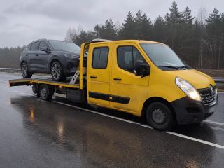 Auto elektryczne wciągnięte na platformę lawety – Ostrołęka