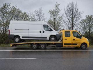 Transport busa dostawczego na lawecie wiosną – Ostrołęka