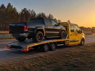 Transport pickupa na lawecie o zachodzie słońca – Ostrołęka